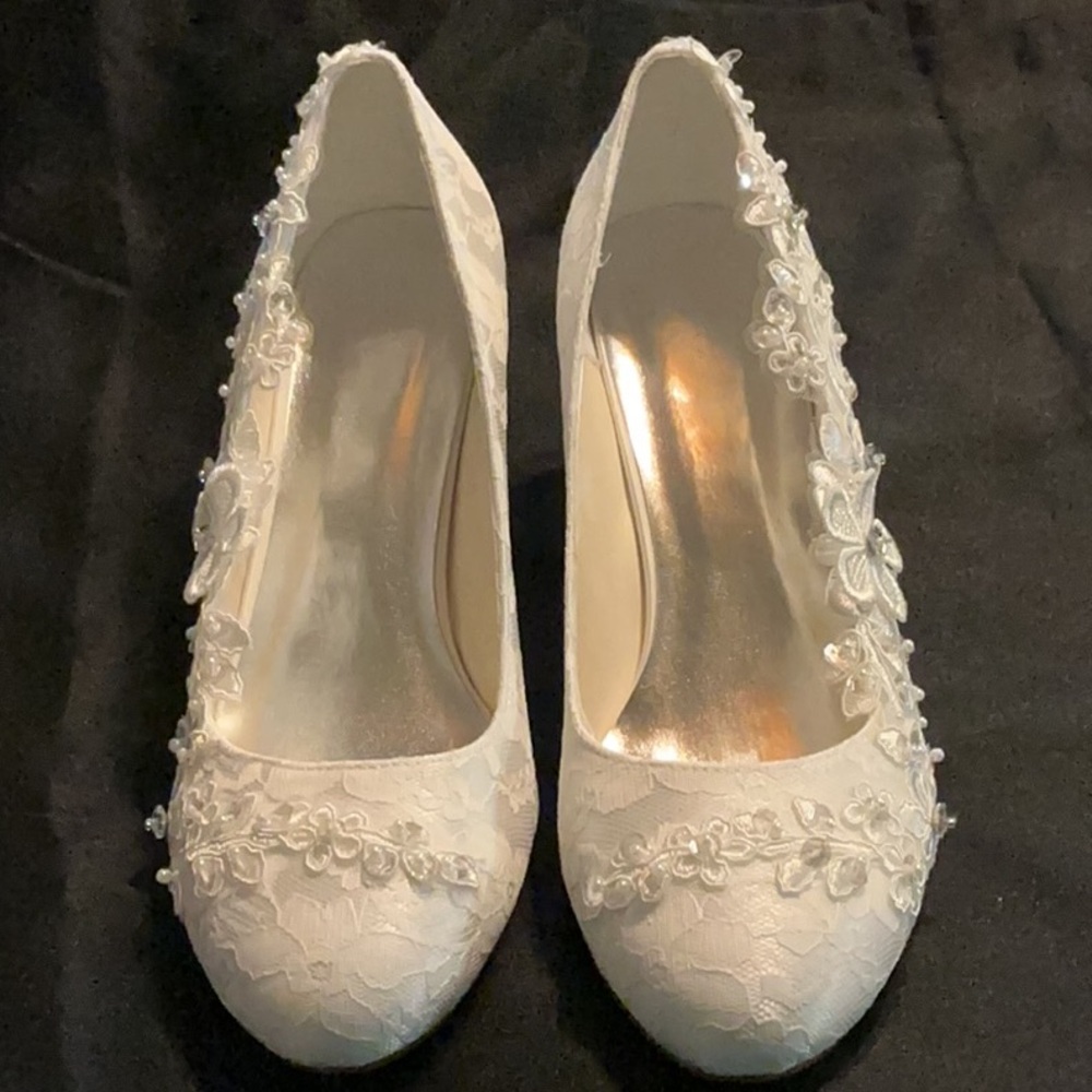 NEW Custom Elegant White Lace Floral Bridal Pumps - Picture 3 of 10